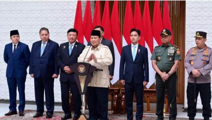 Presiden Prabowo Subianto memberikan keterangan pers di Pangkalan TNI AU Halim Perdanakusuma Jakarta, sebelum bertolak menuju Mesir,(Foto: BPMI Setpres)