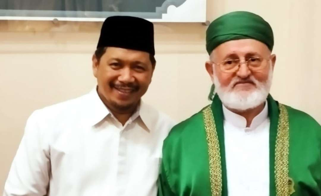 Syaikh Muhammad Fadhil al-Jilani, penerus perjuangan dakwah Sulthanul Auliya' Syaikh Abdul Qadir al-Jilani, bersama Ust Muhammad Taufik Mukti, aktivis dakwah Surabaya yang Wakil Sekretaris PWNU Jawa Timur. (Foto: dok/ngopibareng.id)