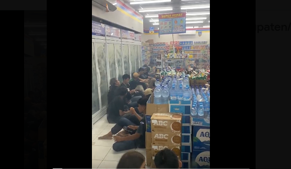 Video sebuah Indomaret dipenuhi pengunjung yang makan dan minum di dalam minimarket, viral di media sosial. Polisi dan pemilik minimarket buka suara. (Foto: X)