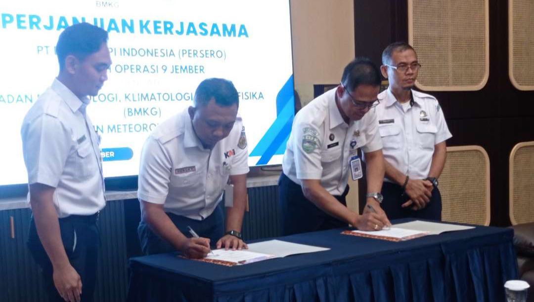 Penandatanganan MoU KAI Daop 9 Jember bersama BMKG Juanda Jawa Timur. (Foto: Rusdi/Ngopibareng.id)