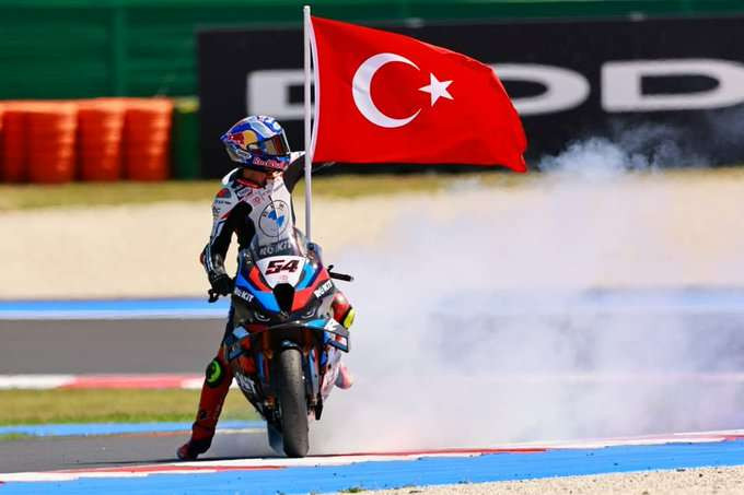 Toprak Razgatlioglu memiliki gaya unik dalam membalap yang membedakan dirinya dengan pembalap WSBK lainnya. (Foto: X/@toprak_tr54)