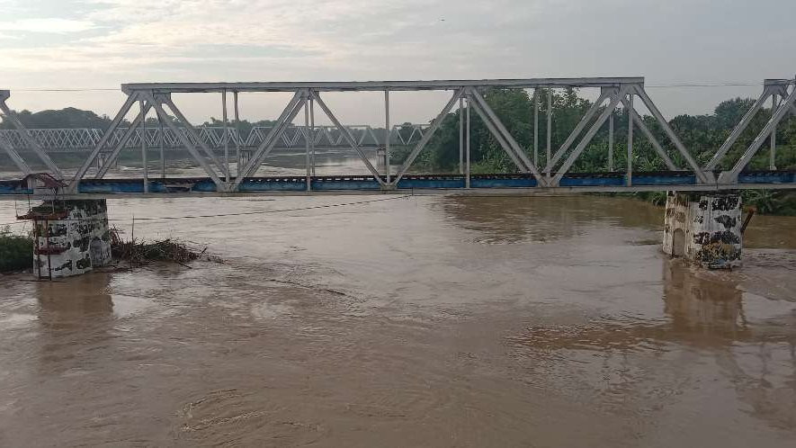 Pusat Pengendalian Operasi Badan Penanggulangan Bencana Daerah Kabupaten Blora melaporkan kondisi terbaru ketinggian air di Bengawan Solo. (Foto: Ahmad Sampurno/Ngopibareng.id)