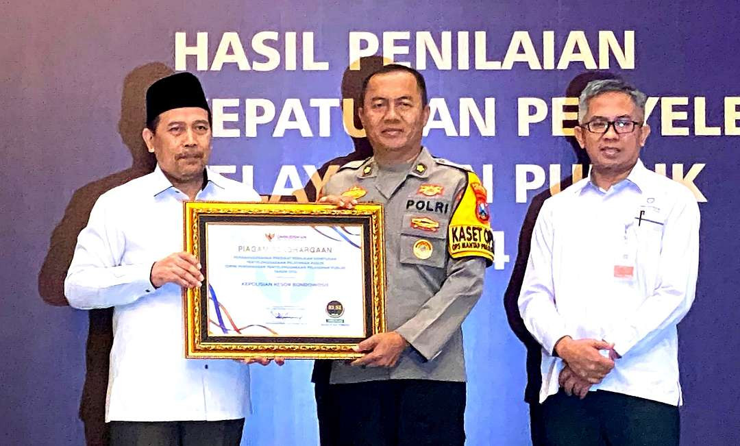 Kabag Ren Polres Bondowoso Kompol Lukman menerima piagam penghargaan predikat Polres Kepatuhsm Pelayanan Publik Terbaik 2024 dari Ombudsman RI.(Foto: Humas Polres Bondowoso)