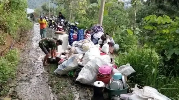 Puluhan warga desa Ngrandu Kecamatan Suruh, Trenggalek terpaksa harus mengungsi karena rumahnya rusak parah akibat tanah gerak. (Foto: Instagram)