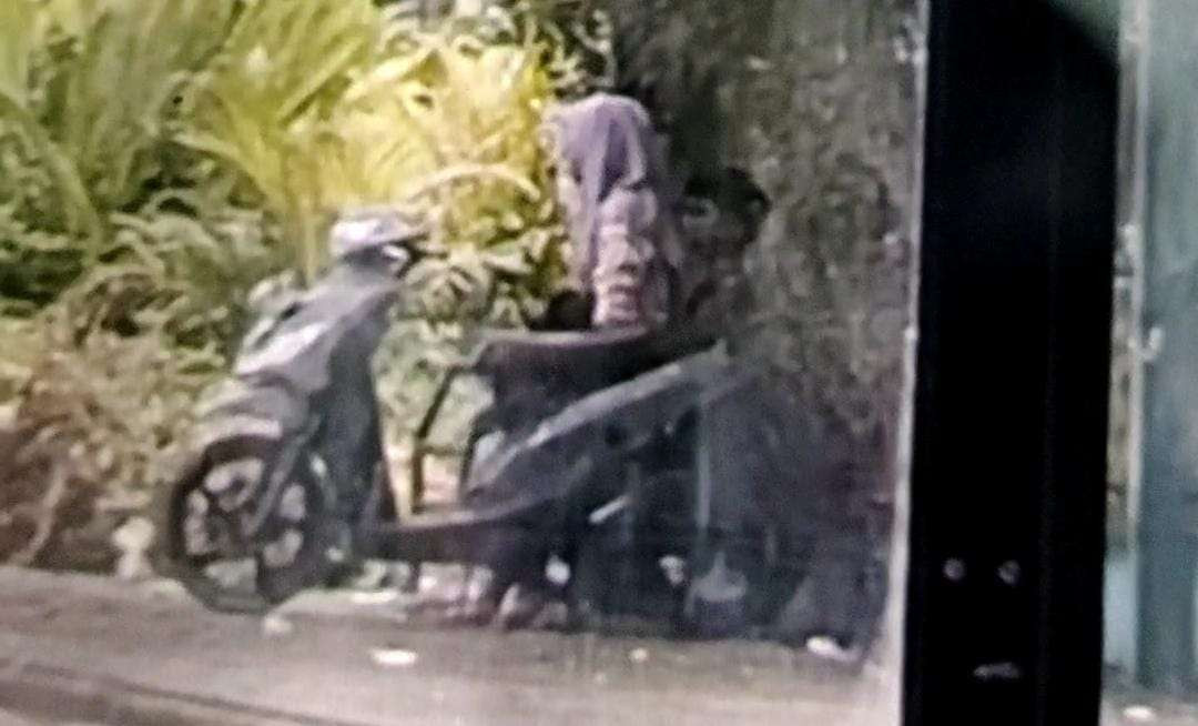 Dua remaja terekam sedang melakukan 'kuda-kudaan' di halaman GOR Sasana Krida, Kraksaan. (Foto: Tangkapan layar video)