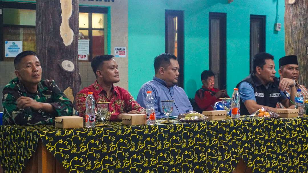 Forum mediasi tanah eks gogol di Balai Desa Sidokerto, Sidoarjo. (Foto: Aini Arifin/Ngopibareng.id)