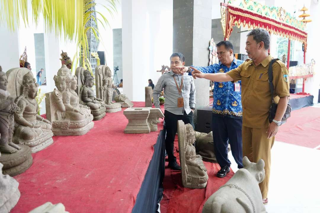 Bupati Kediri Hanindhito Himawan Pramana ambil 14 arca peninggalan sejarah Situs Tondowongso yang sempat dititipkan di Balai Pelestarian Kebudayaan (BPK) Trowulan  (Foto: Istimewa)