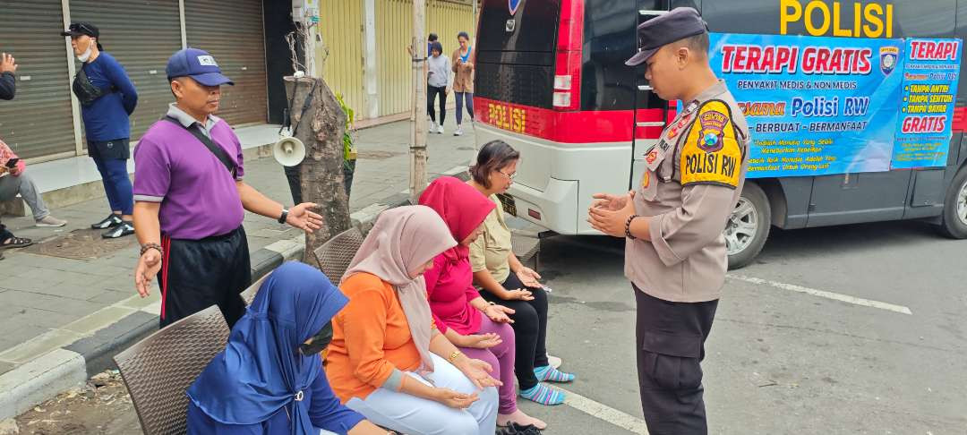 Menggunakan kelebihan kemampuan. yang dimiliki, Aiptu  Ony Kristiyan SH membantu sembuhkan orang sakit menggunakan metode terapi (Foto: Fendi Lesmana/Ngopibareng.id)