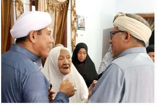 Silaturahmi Para Pengasuh Pondok Dalwa ke Pesantren Raudlatul Ulum Ganjaran Gondanglegi Malang, salah satu pesantren yang pernah dikunjungi oleh Habib Hasan sekitar awal 1970an, bersama Nyai Mamnunah, nenek KH Ma’ruf Khozin, yang sudah berusia lebih dari 100 tahun. (Foto: maruf khozin)