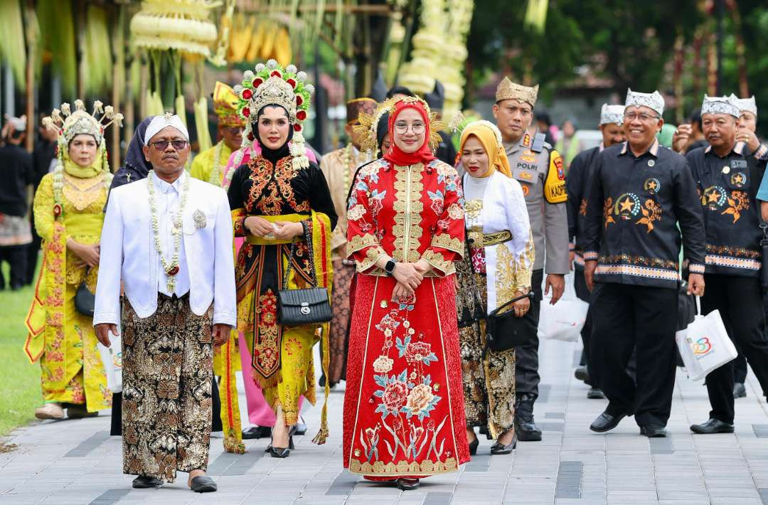 Bupati Banyuwangi Ipuk Fiestiandani dan beberapa pejabat mengenakan beragam pakaian adat (Foto : Humas Pemkab Banyuwangi)