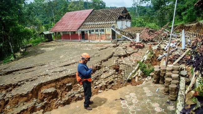 Pemerintah Kabupaten Trenggalek akan merelokasi korban tanah gerak di dusun Depok Desa Ngrandu, Suruh, Trenggalek ke tempat yang aman. (Foto: Ant)