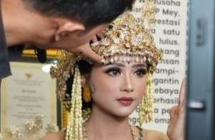 Seorang peserta didik LKP demo tata rias pengantin. (Foto: Vokasi)