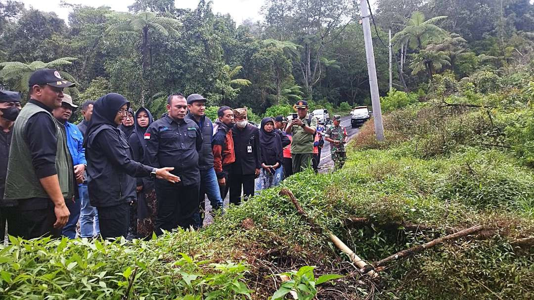 Bupati Banyuwangi Ipuk Fiestiandani mengecek kawasan hutan yang menjadi jalur pemasangan tower listrik geothermal (Foto: Muh Hujaini/Ngopibareng.id)