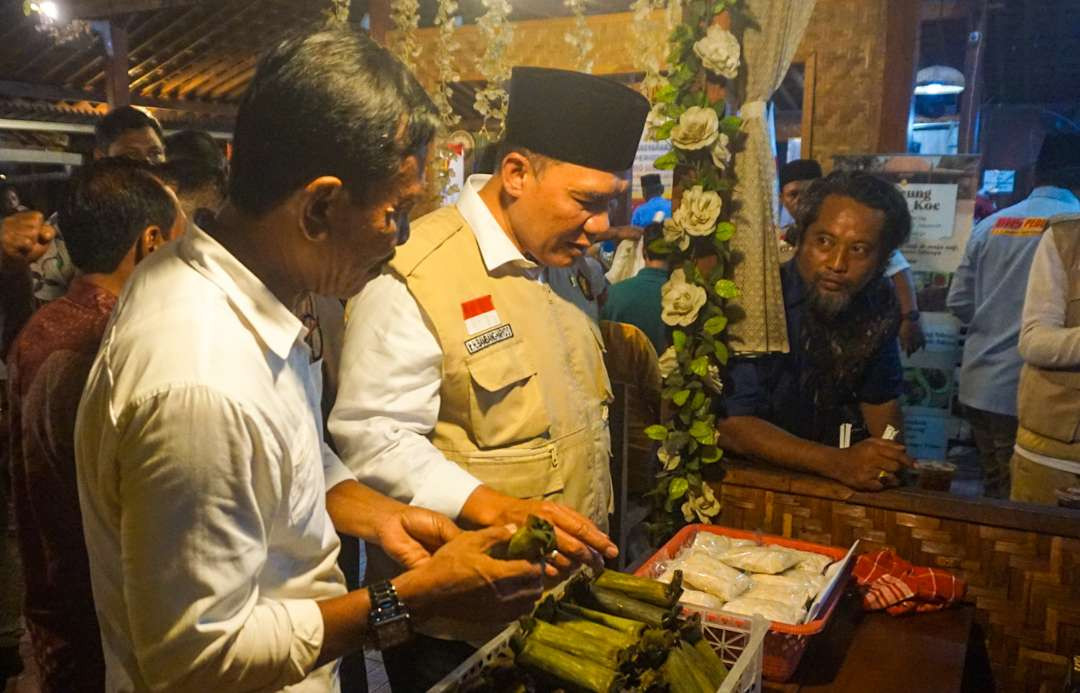 Bambang Haryo saat kunjungi sentra perajin tempe di Sidoarjo (Foto :Aini/Ngopibareng.id)