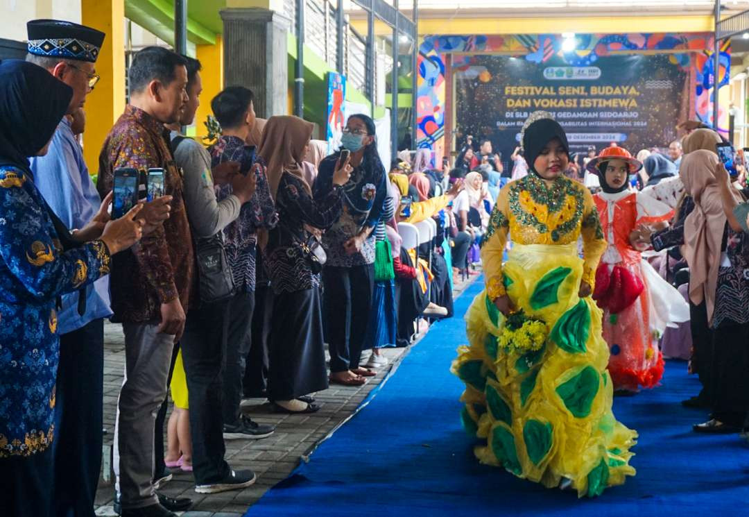 Fashion show generasi spesial di SLBN Gedangan (foto :Aini/Ngopibareng.id)