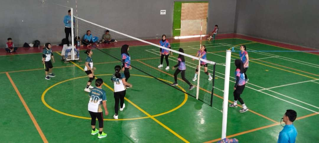 Pertandingan voli dalam rangka memperingati Hari Ibu. (Foto: Ahmad Sampurno/Ngopibareng.id)