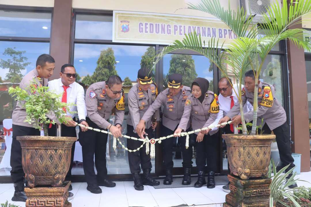 Kapolres Blitar AKBP Wiwit Adisatriya gunting pita sebagai tanda peresmian Gedung Pelayanan BPKB pelayanan masyarakat Kabupaten Blitar dalam mengurus balik nama kendaraan bermotor di Mako Polres Blitar, Rabu 18 Desember 2024.(Foto: Humas Polres)