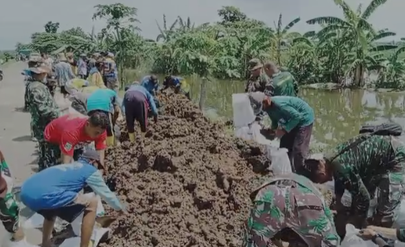 Tanggul jebol akibat luapan Sungai Bengawan Solo di Desa Kedungrimpen, Kecamatan Kanor, Kabupaten Bojonegoro, pada Rabu 18 Desember 2024 dini hari. (Foto: dok. BPBD)