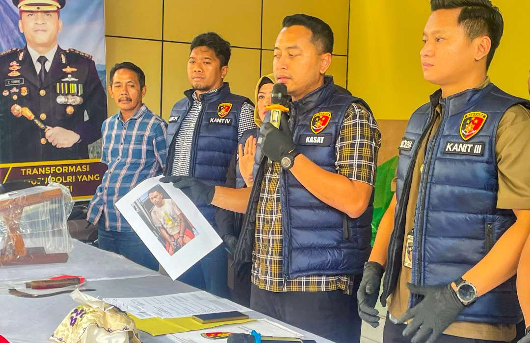 Kasatreskrim Polresta Sidoarjo saat tunjukkan foto pelaku (Foto : Aini/Ngopibareng.id)