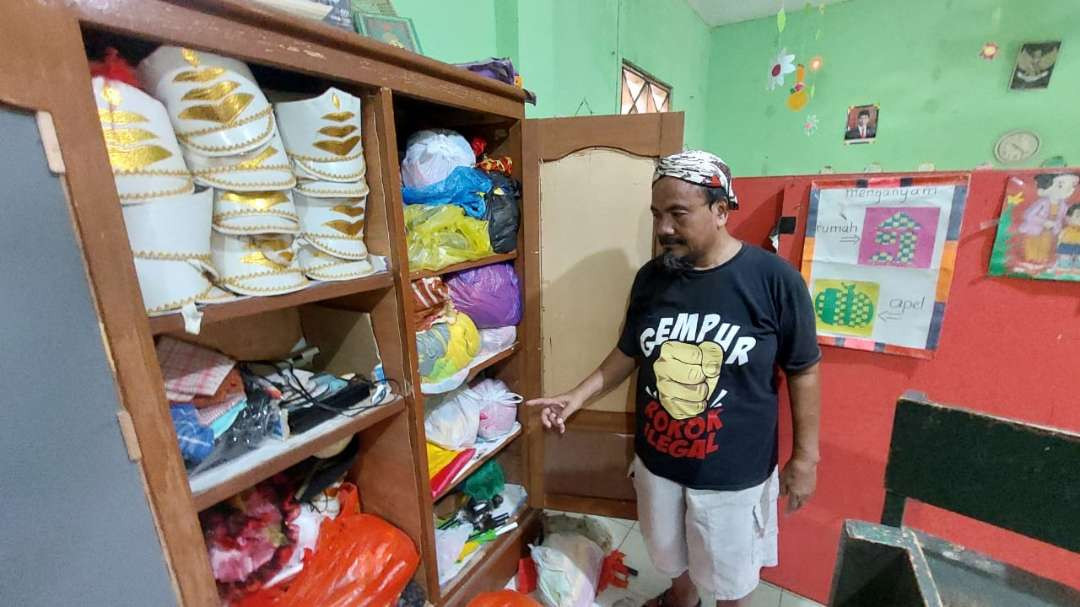 Sekretaris Yayasan TK Ananda 2, Edi Martono menunjukkan lemari yang diobrak-abrik maling di sekolahnya. (Foto: Ikhsan Mahmudi/Ngopibareng.id)