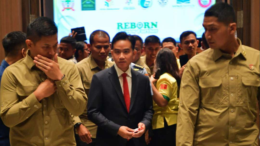 Wakil Presiden Gibran Rakabuming Raka (tengah) mengajak masyarakat mengawal Peringatan Natal dan Tahun Baru Nataru 2025 (Foto: Setwapres)