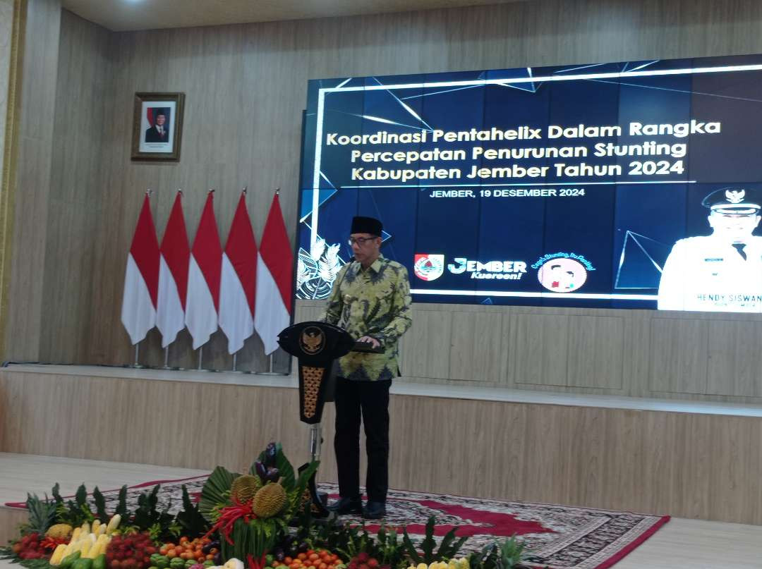 Ketua TPPS Jember KH Balya Firjaun Barlaman saat memaparkan data stunting Jember 2024 (Foto: Rusdi/Ngopibareng.id)