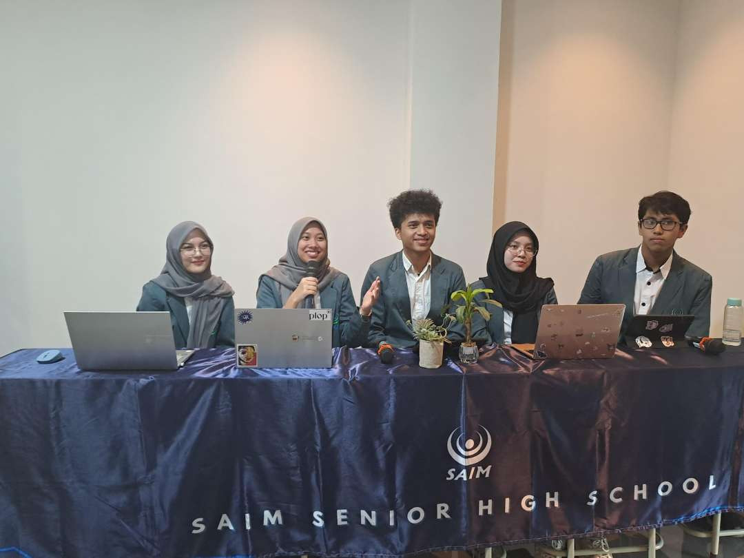 Tim dari SMA SAIM Surabaya saat presentasi di ajang kompetisi internasional I2ASPO. (Foto: Dok SAIM)