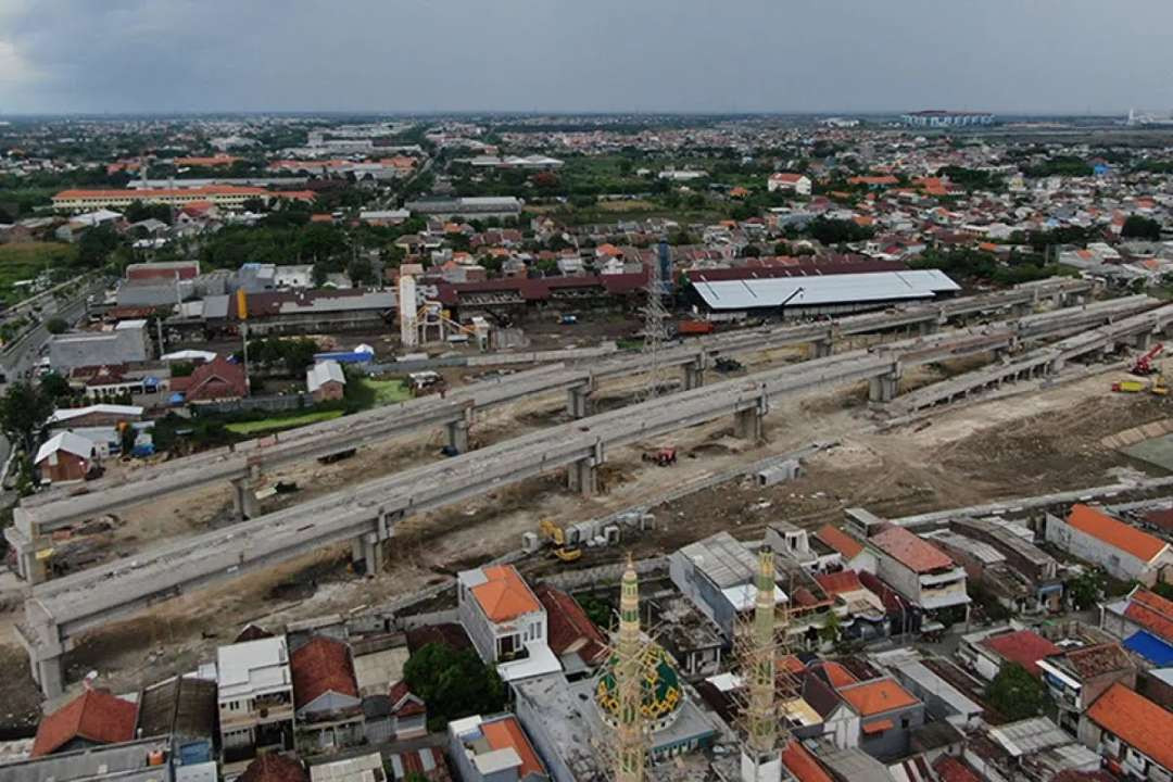 Jalan Luar Lingkar Barat (JLLB) di kawasan Surabaya Barat yang molor pengerjaannya oleh Bukit Mas. (Foto: Humas Pemkot Surabaya)