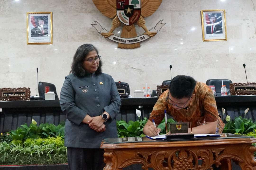 Penandatangan serta berita acara penyerahan berkas oleh Wakil Ketua I DPRD Kota Kediri Sudjono Teguh Widjaja kepada Pj Wali Kota Kediri Zanariah. (Foto: Istimewa)