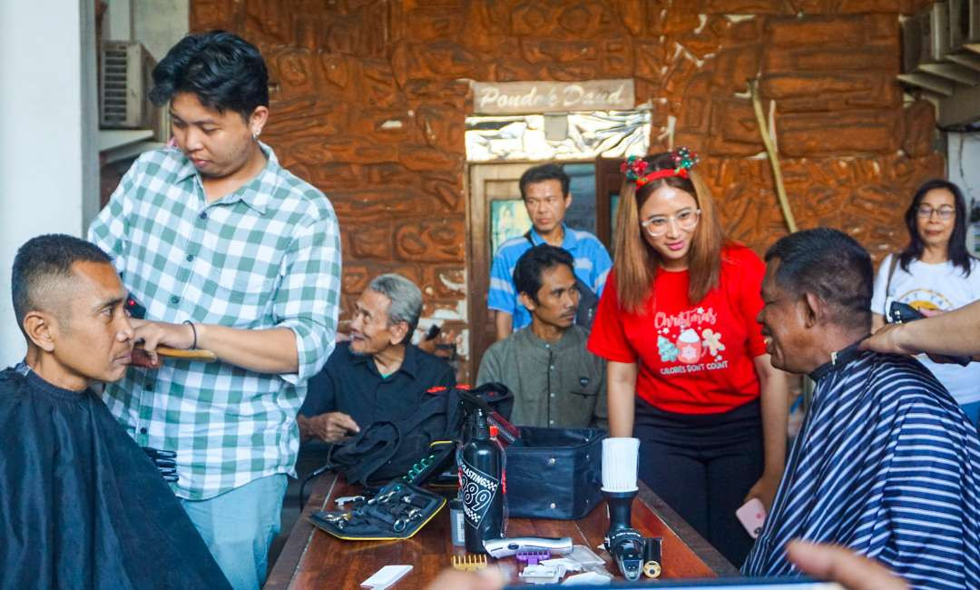 Lansia penghuni Pondok Pemulihan Efrata Sidoarjo saat cukur rambut. (Foto: Aini Arifin/Ngopibareng.id)