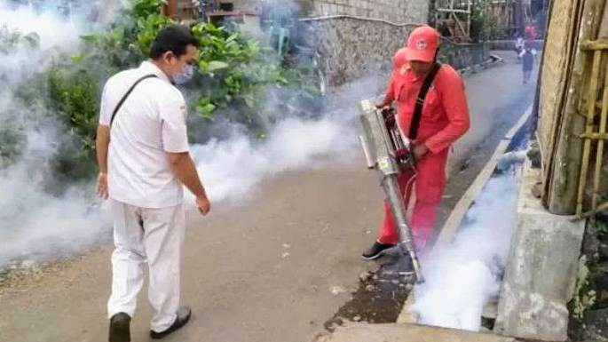 Fogging menjadi salah satu upaya Dinkes Bondowoso menekan jumlah kasus DBD.(Foto: Guido Saphan/Ngopibareng.id)