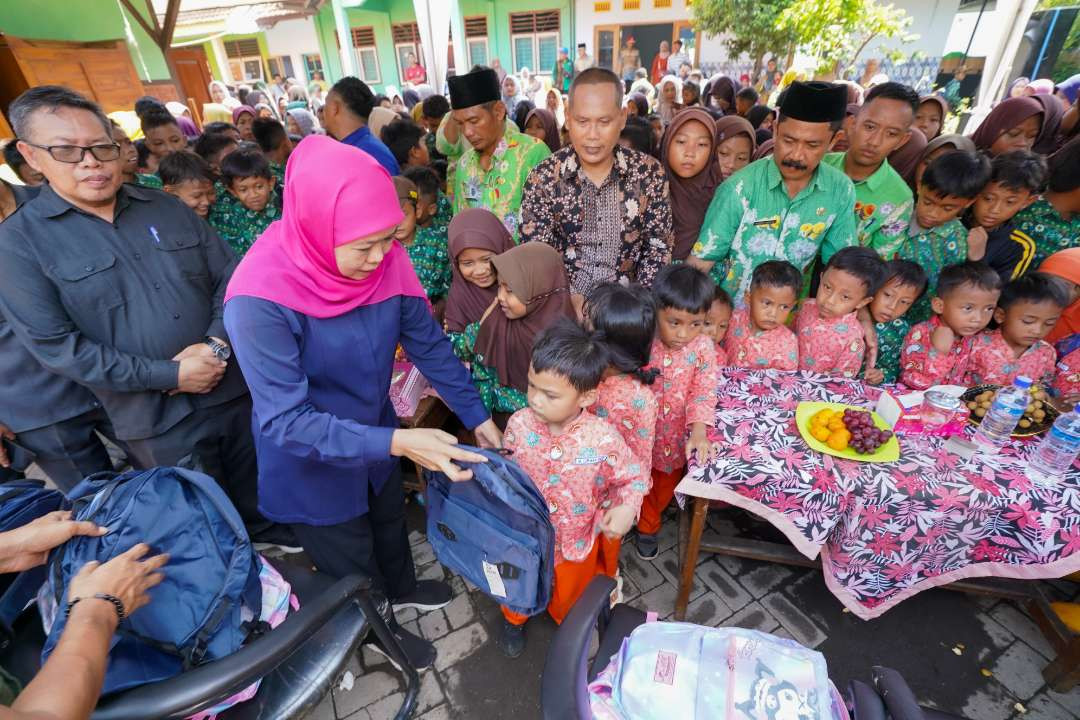 Khofifah Indar Parawansa saat menyerahkan secara langsung bantuan alat sekolah untuk siswa di Rejoso Kabupaten Pasuruan. (Foto: Istimewa)