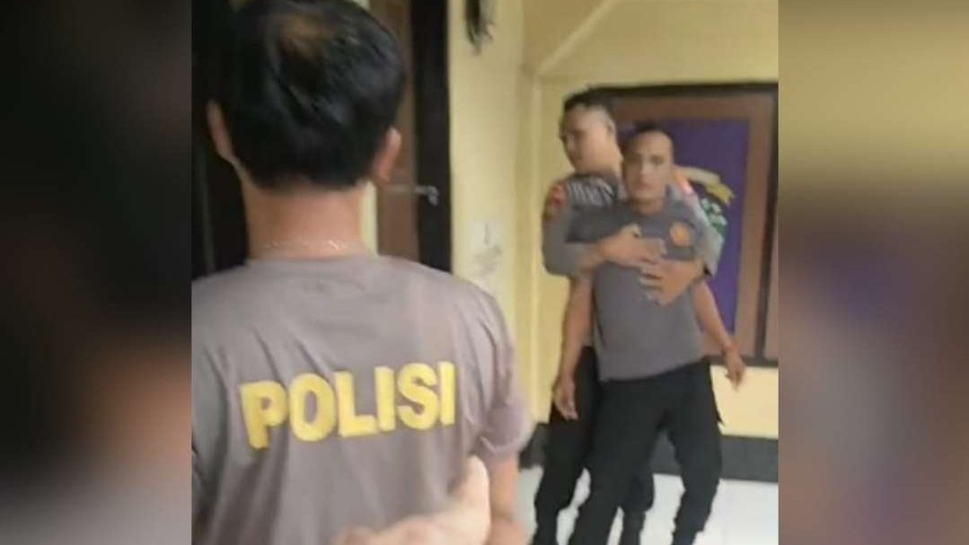 Anggota polisi Polsek Kota Sumenep yang diklaim ajak carok warga di kantor polisi. (Foto: Tangkapan Layar)