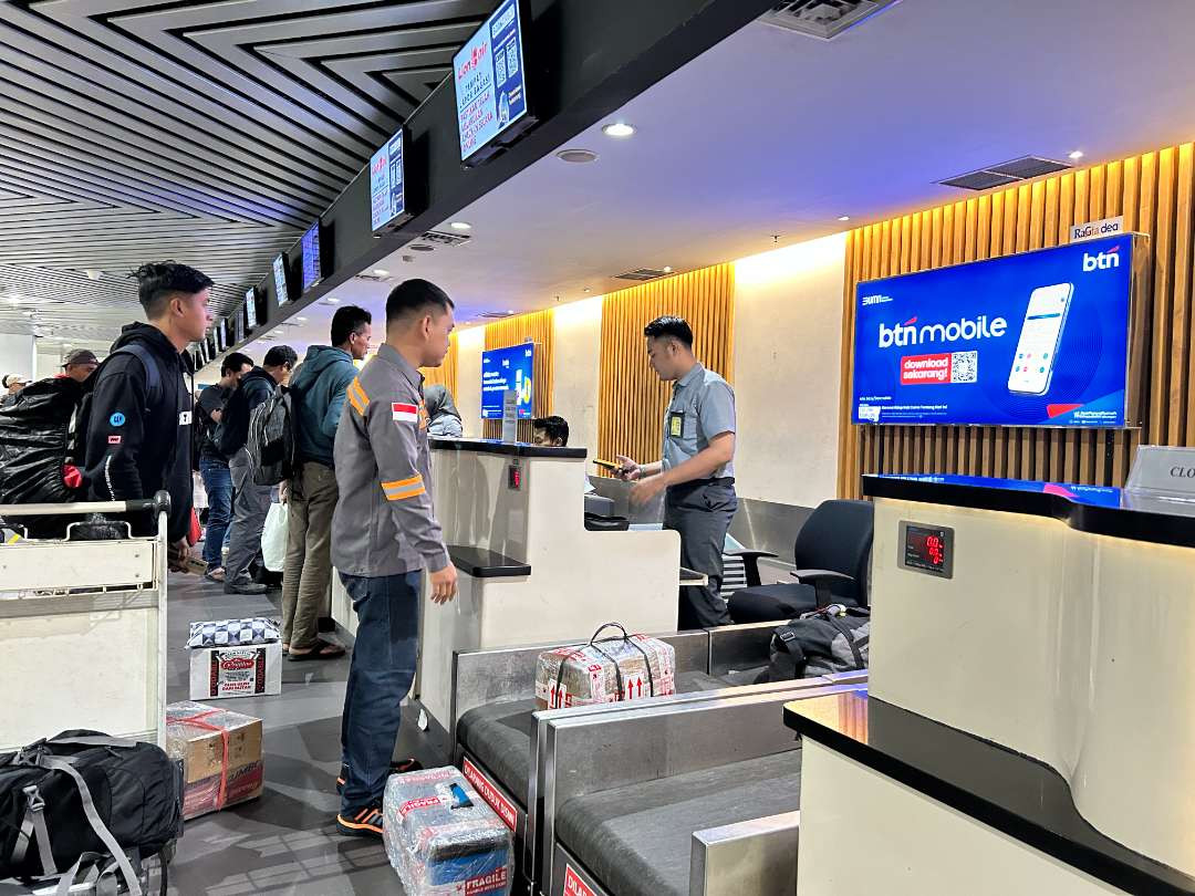 Suasana chek-in counter Bandara Internasional Juanda (Foto : Aini/Ngopibareng.id)