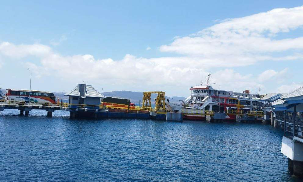 Aktivitas penyeberangan di Pelabuhan Ketapang Banyuwangi (Foto: Muh Hujaini/ngopibareng.id)