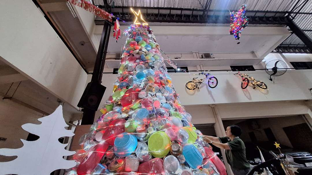 Pohon Natal unik berisikan peralatan rumah tangga setinggi lima meter yang terpasang di Paroki Santo Vincentius A Paulo (SVAP), Jalan Widodaren, Sawahan, Surabaya. (Foto: Julianus Palermo/Ngopibareng.id)