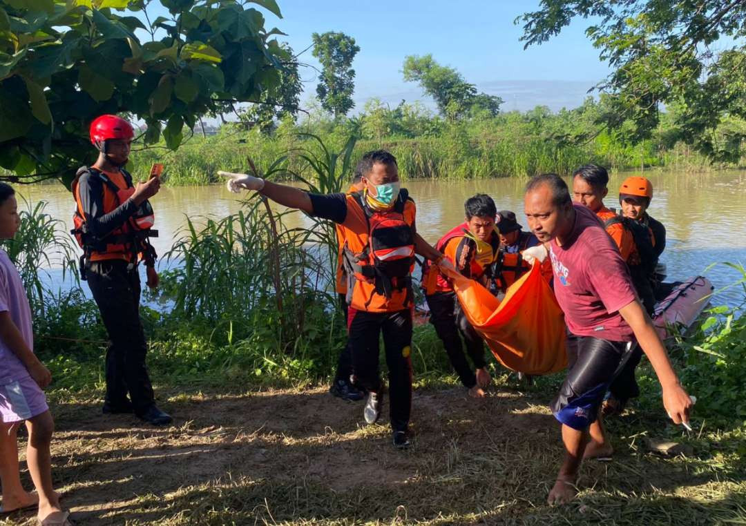 Petugas gabungan akhirnya berhasil menemukan korbam tenggelam setelah dilakukan penyisiran (Foto :Istimewa)