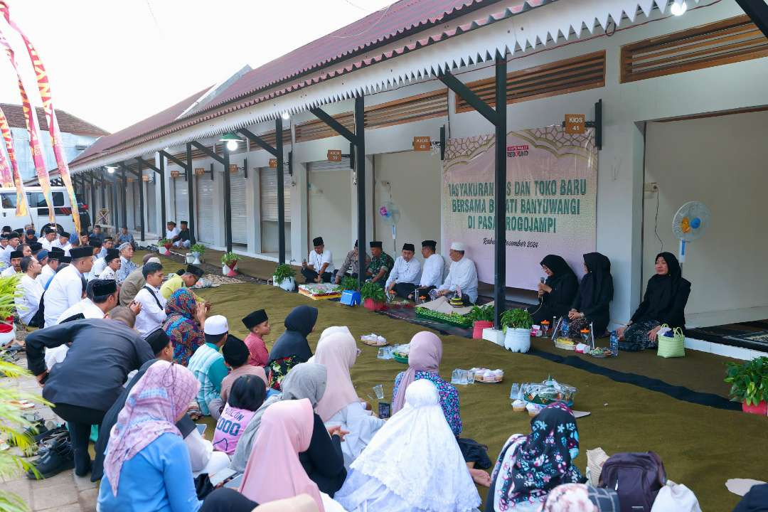 Pedagang Pasar Rogojampi, Banyuwangi melakukan tasyakuran atas selesainya revitalisasi bangunan pasar (Foto: Pemkab Banyuwangi)