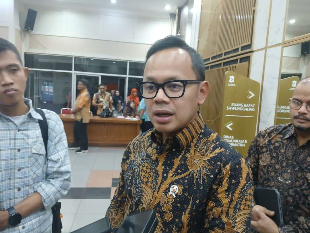 Wakil Menteri Dalam Negeri (Wamendagri) Bima Arya Sugiarto, saat kunjungan kerja ke Pemkot Surabaya, Kamis 19 Desember 2024. (Foto: Julianus Palermo/Ngopibareng.id)