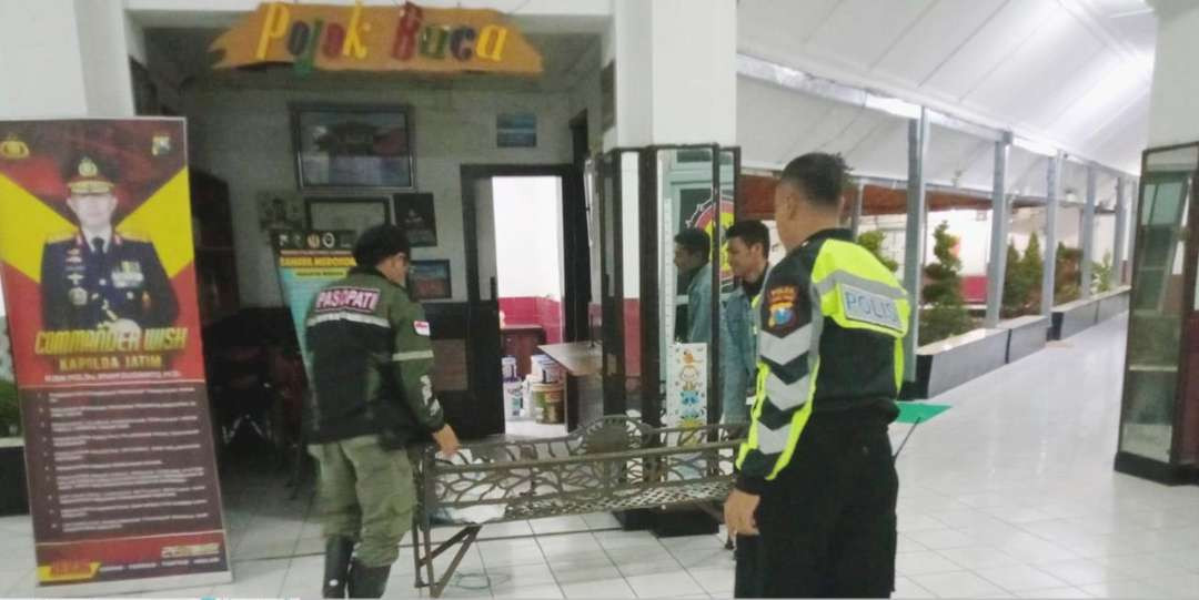 Pihak kepolisian saat mengamankan barang bukti berupa kursi taman yang dicuri oleh dua orang pemuda di Balai Kota Surabaya. (Foto: Satpol PP Kota Surabaya)