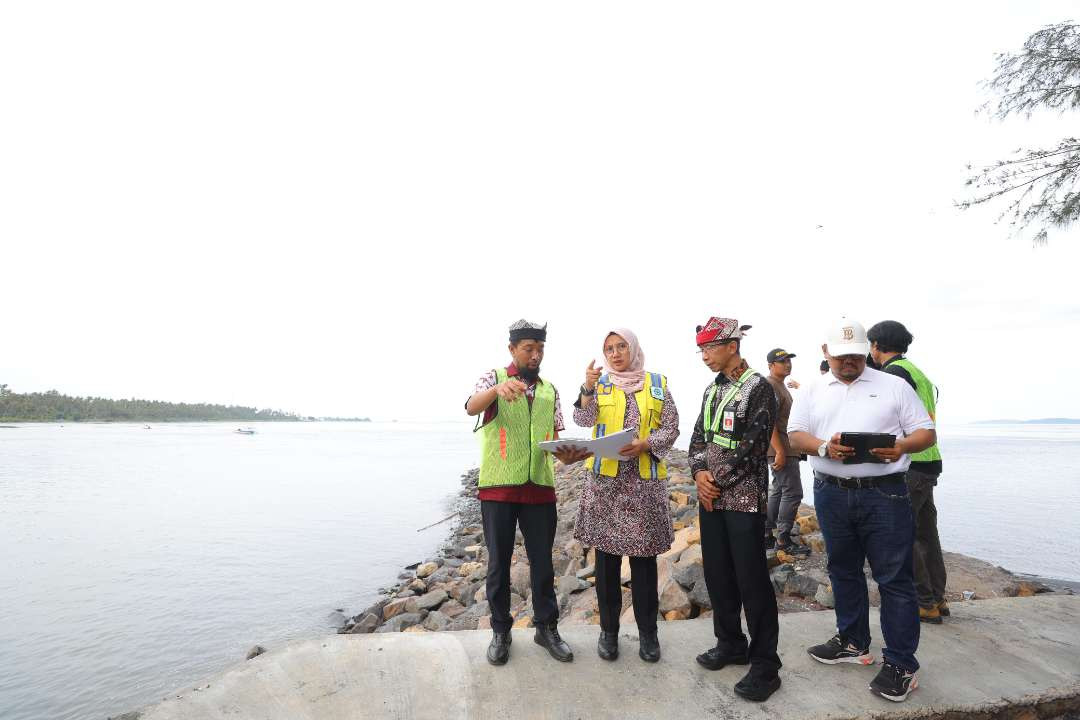 Bupati Banyuwangi Ipuk Fiestiandani mengecek progres pembangunan breakwater di sisi utara pantai GWD (foto : Hukas Pemkab Banyuwangi)