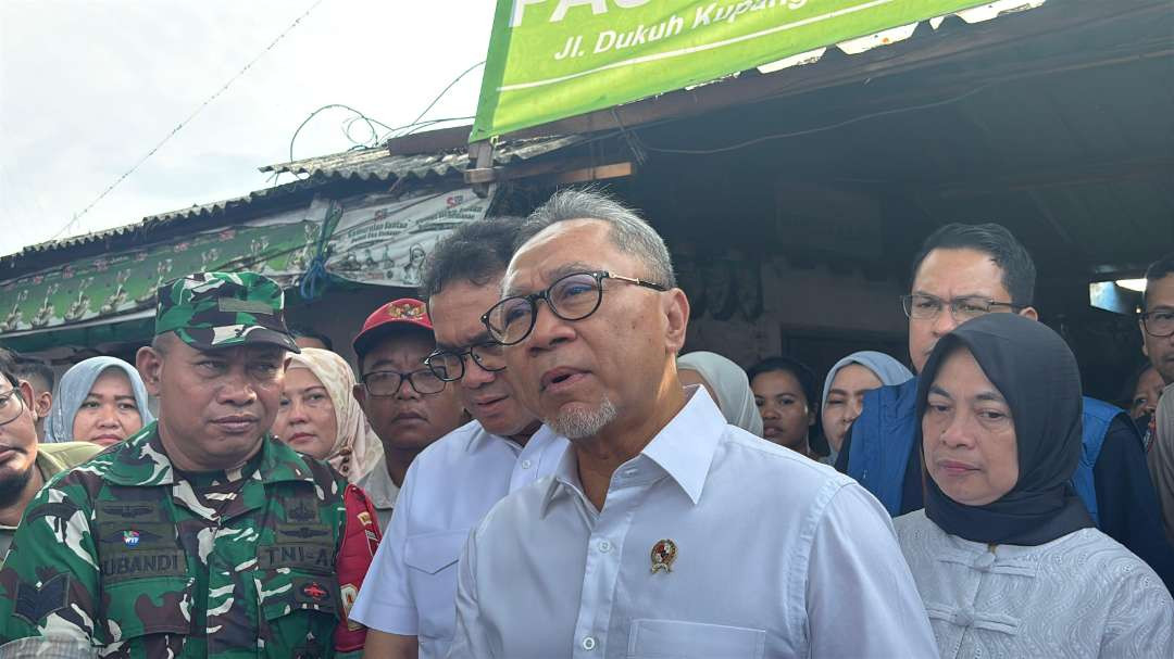 Menteri Koordinator Bidang Pangan, Zulkifli Hasan sesaat setelah meninjau ketersediaan bahan pokok di Pasar Dukuh Kupang, Surabaya, Jumat 20 Desember 2024. (Foto: Julianus Palermo/Ngopibareng.id)