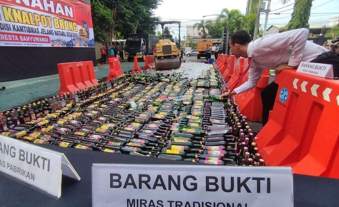 Ribuan botol minuman keras berbagai jenis dan merek dimusnahkan (Foto: istimewa)