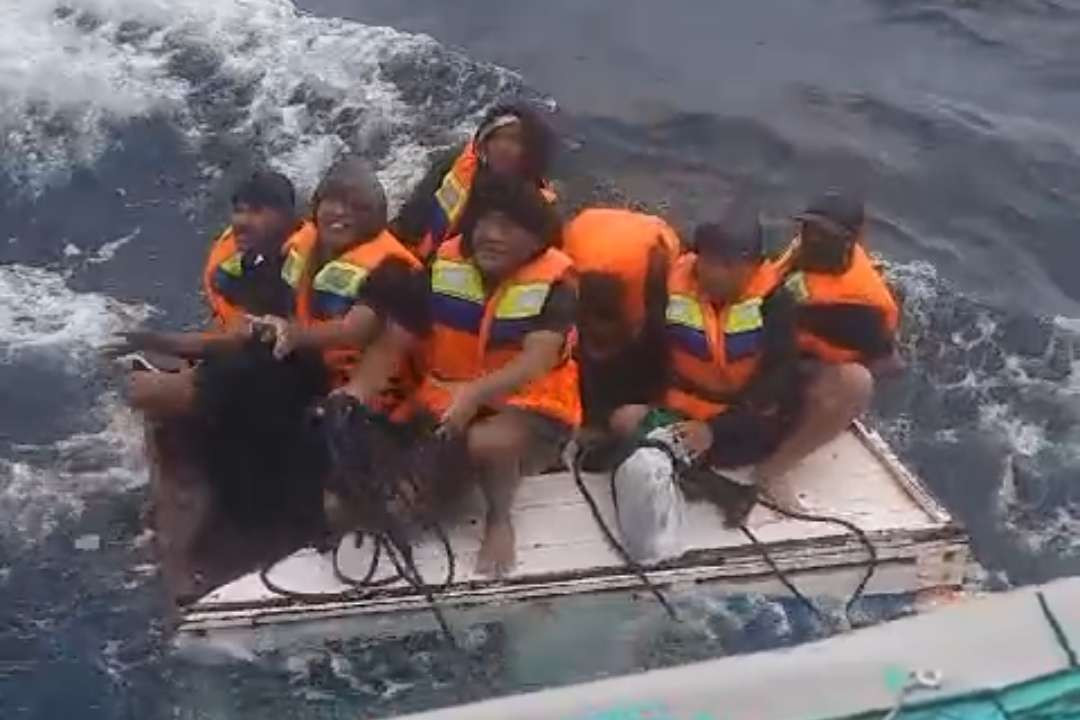 Penyelamatan kapal nelayan yang tenggelam di perairan laut Pantura Lamongan, Jawa Timur. (Foto: Istimewa)