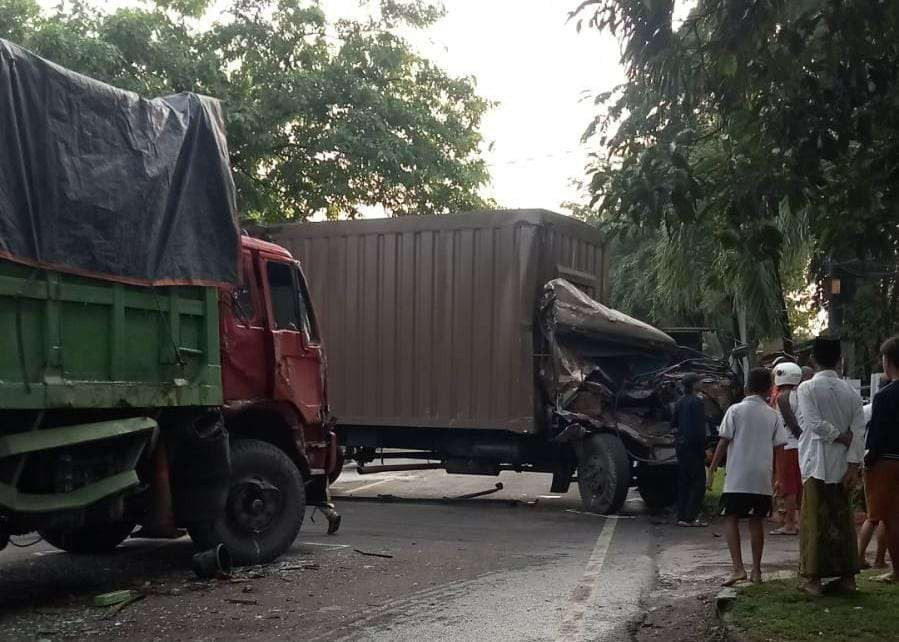 Kecelakaan lalu lintas antara dua truk terjadi di Jalan Anggrek, Kelurahan Sukabumi Kecamatan Mayangan, Kota Probolinggo, Jumat, 20 Desember 2024. (Foto: Ikhsan Mahmudi/Ngopibareng.id)