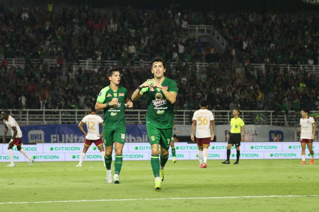 Francisco Rivera mencetak dua gol bagi Persebaya di babak pertama saat menjamu Borneo FC, Jumat 20 Desember 2024. (Foto: Fariz Yarbo)