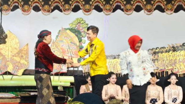 Salah satu pimpinan DPRD Kota Kediri, Sudjono Teguh Wijaya secara simbolis serahkan gunungan wayang kepada Dalang Ki Sun Gondrong. (Foto: Fendi Lesmana/Ngopibareng.id)