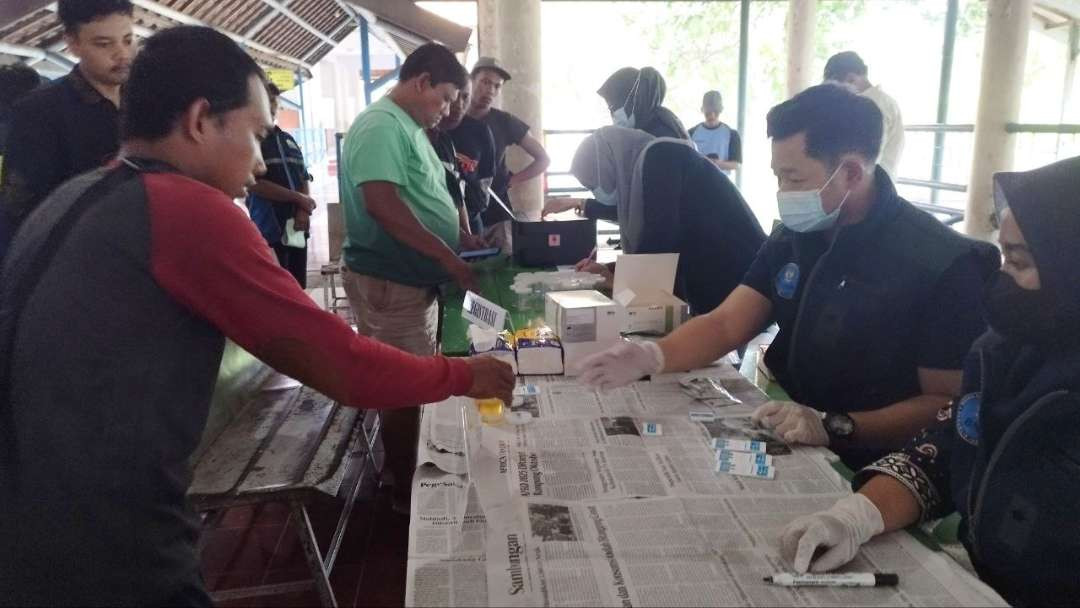 Sejumlah awak kendaraan penumpang dan barang menyerahkan sampel urin (Foto: Muh Hujaini/ngopibareng.id)