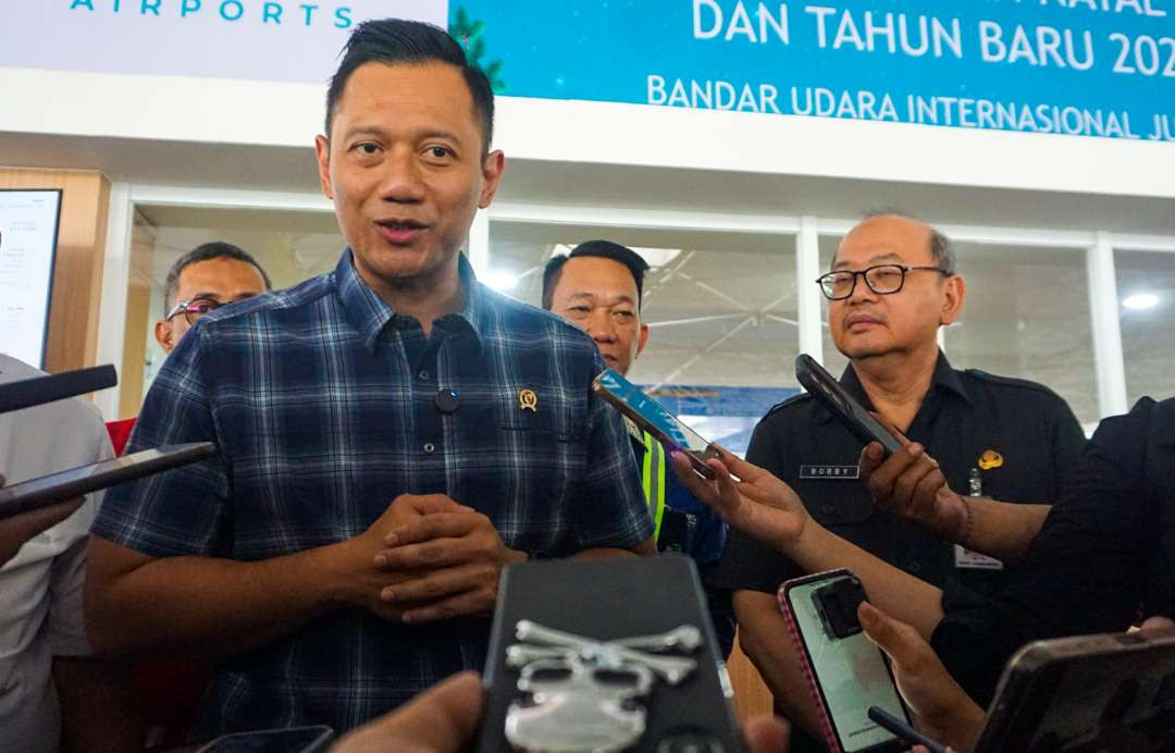 Menteri AHY saat berkunjung ke Bandara Internasional Juanda (Foto: Aini/Ngopibareng.id)