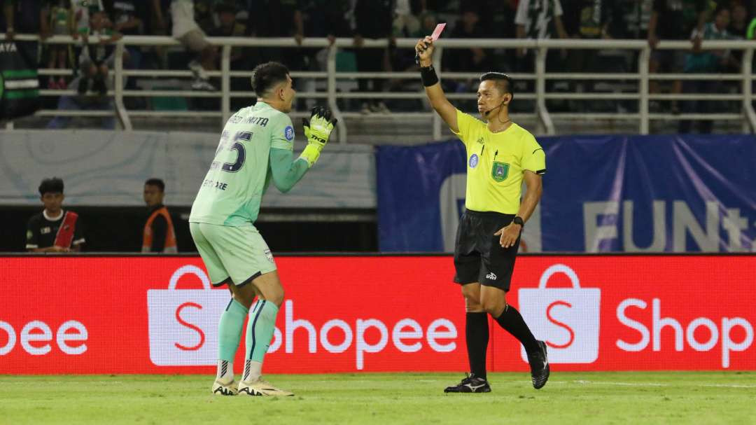 Kiper Borneo FC, Nadeo Argawinata mendapat kartu merah dari wasit usai melanggar Bruno Moreira. (Foto: Fariz Yarbo/Ngopibareng.id)